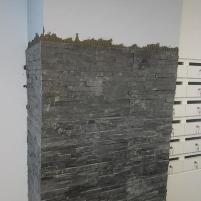 Revestimento com pedras xisto em um pilar de hotel