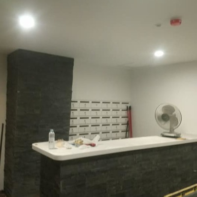 Recepção de um hotel na Almirante Reis,revestimento em xisto.
