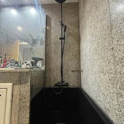 Base de duche e resguardo.