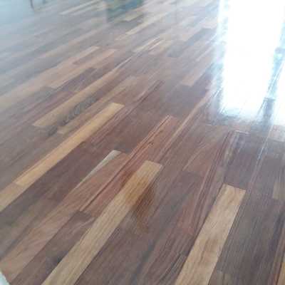 Afagar e Envernizar Pavimento de Madeira