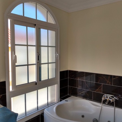 Reparo, aplicação de primer e pintura.