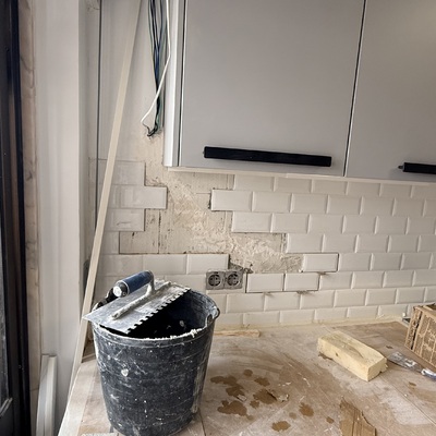 Reparo elétrico e ladrilho