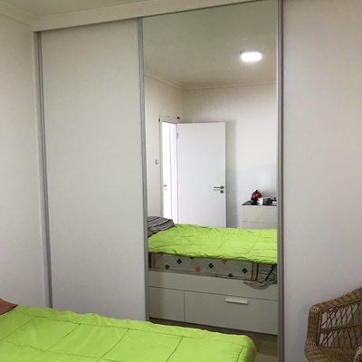 Roupeiro de correr com espelho