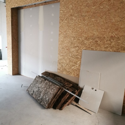 Parede falsa com pladur e madeira