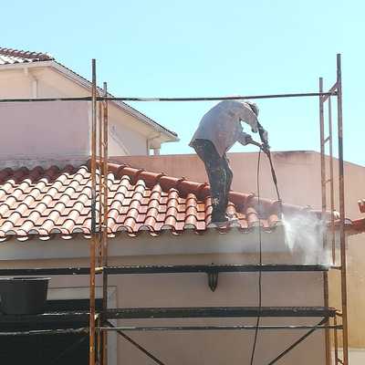 Remoção de humidade em telhas com máquina de pressão