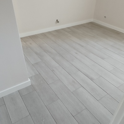 Quarto com chão em porcelana