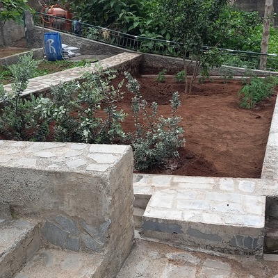 Escadas de rocha rusticas e chão de rocha