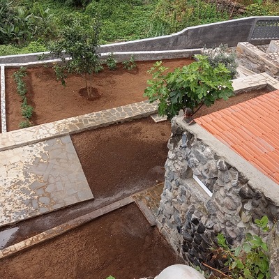 Construção de casa de banho e térreo e chão de rocha e divisões de terrenos