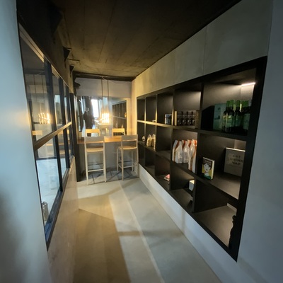 Móvel com prateleiras para restaurante