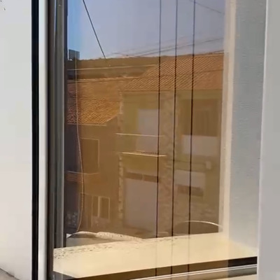 Remoção de adesivo em janela