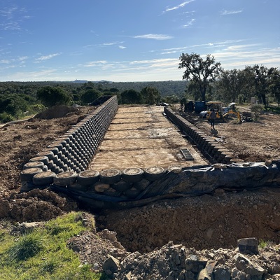 Parede em pneus em São Francisco da Serra