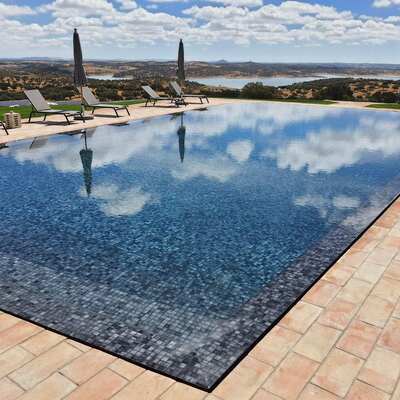 Piscina de transbordo total em Monsaraz: pastilha Hisbalit Niebla 101 (4x4) e junta epóxi preta Kerakoll Fugalite Bio.