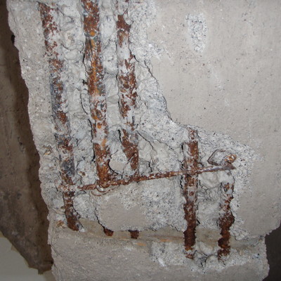 Degradação armaduras em pilar existente