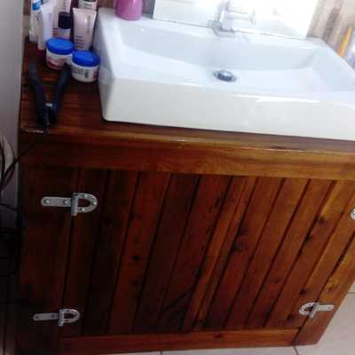 Construção de armário para casa de banho em madeira.