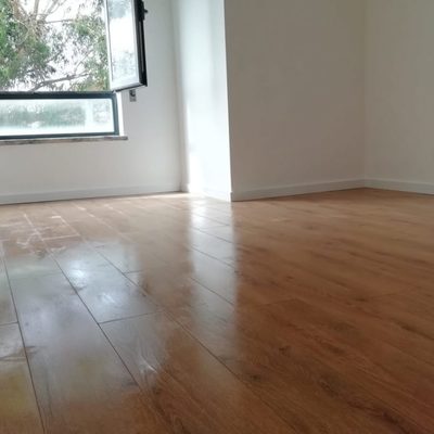 Pavimento flutuante e rodapé