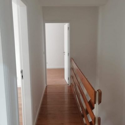 Pavimento flutuante e rodapé