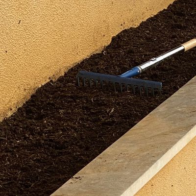 Substituição de terra imprópria por composto de qualidade