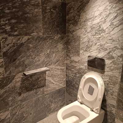 Banheiro Renovado com Móveis e Acessórios de Alta Qualidade