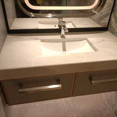 Banheiro com Peças Incríveis e Espelhos Únicos