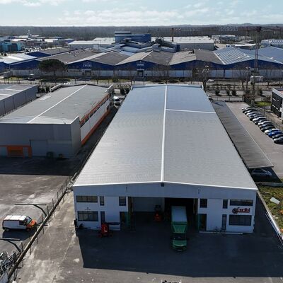 Telhado painel sandwich em armazém