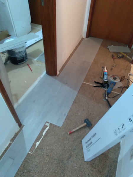 Pisso flutuante passando de um cômodo a outro