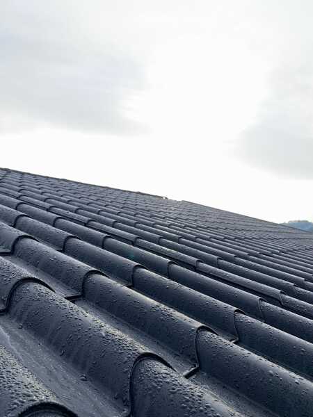 Cobertura em Painel Sandwich Imitação de Telha (Preto)