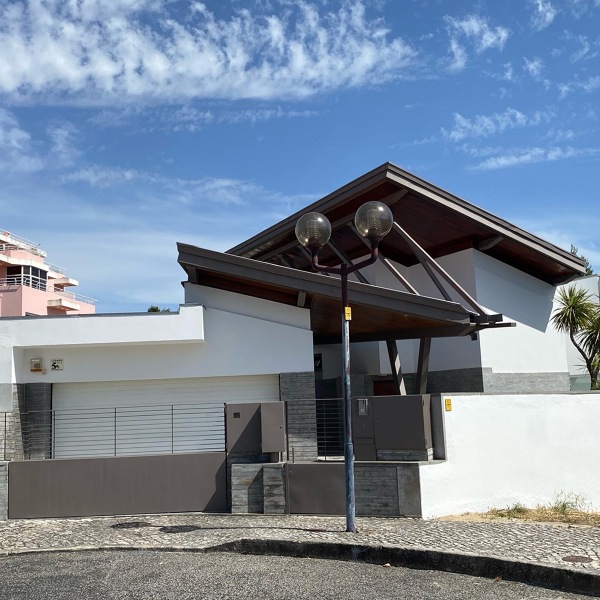 Pintura moradia exterior Com ferro forja