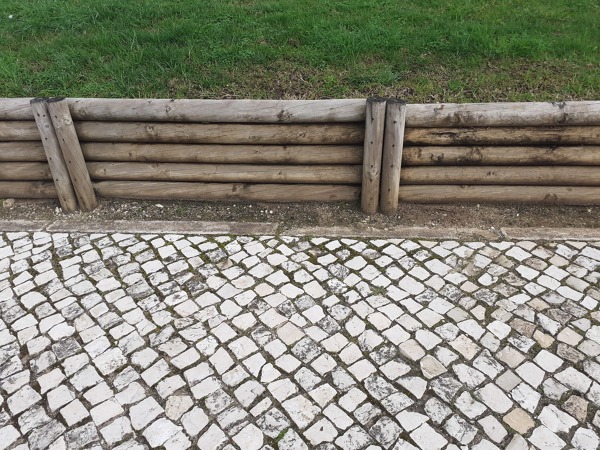 Contenção de terras em madeira tratada