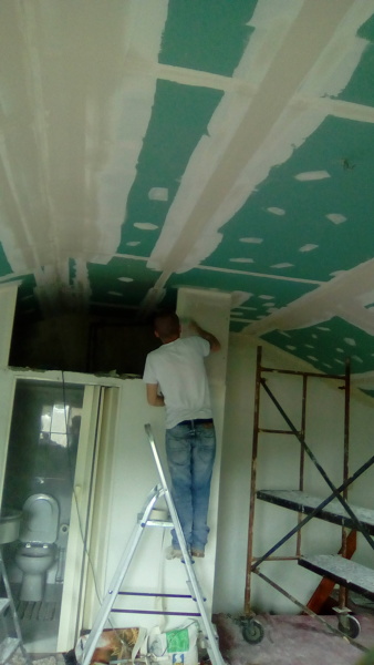 teto falso de gesso cartonado hidrófago em aproveitamento de sotão