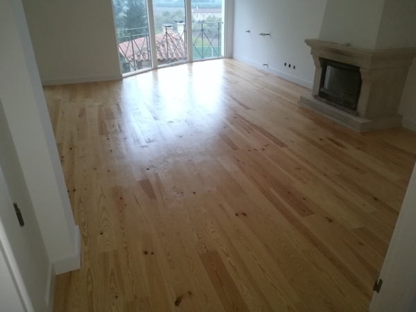 Soalho em Pinho acabado