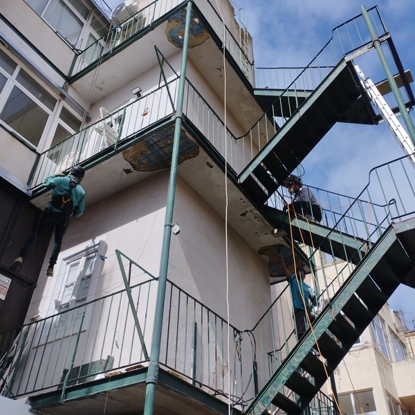 Reabilitação de escada de incêndio e fachada em Belém