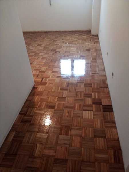 Afagar e envernizar chão de parquet de carvalho com verniz Brilhante