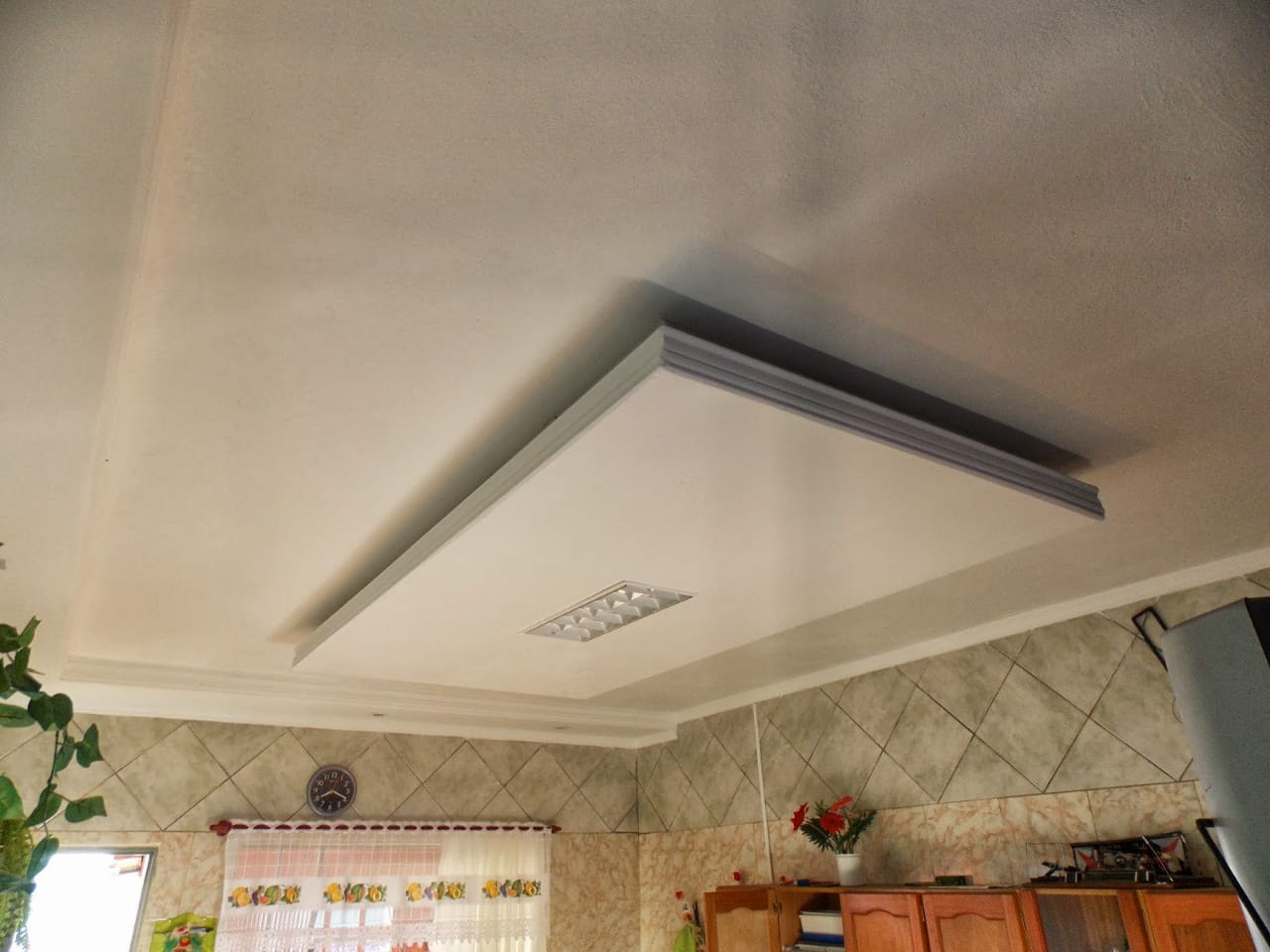 Luz indiretas e gesso decorativo nas paredes