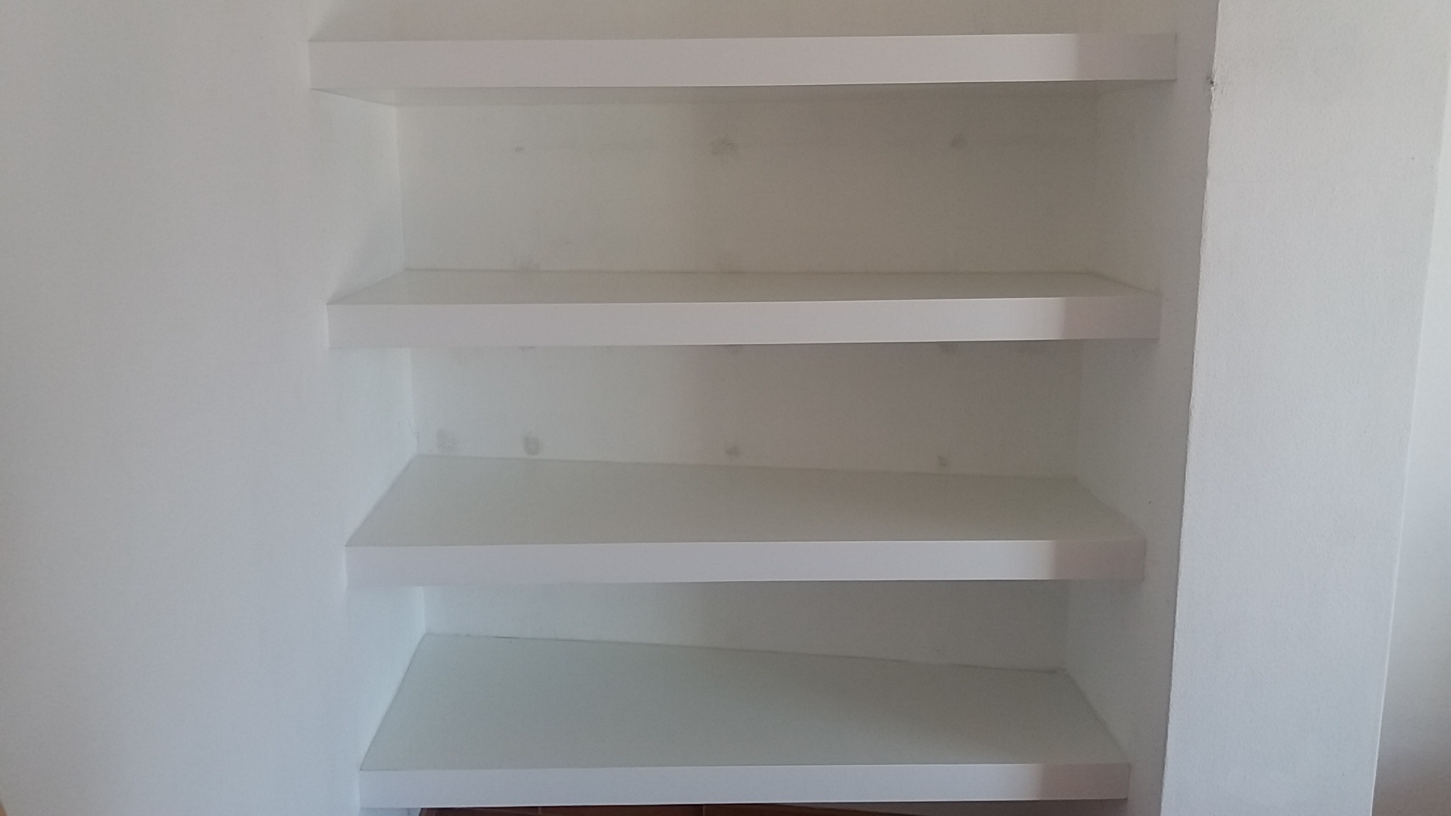 Prateleiras em tamanho personalizado para sala