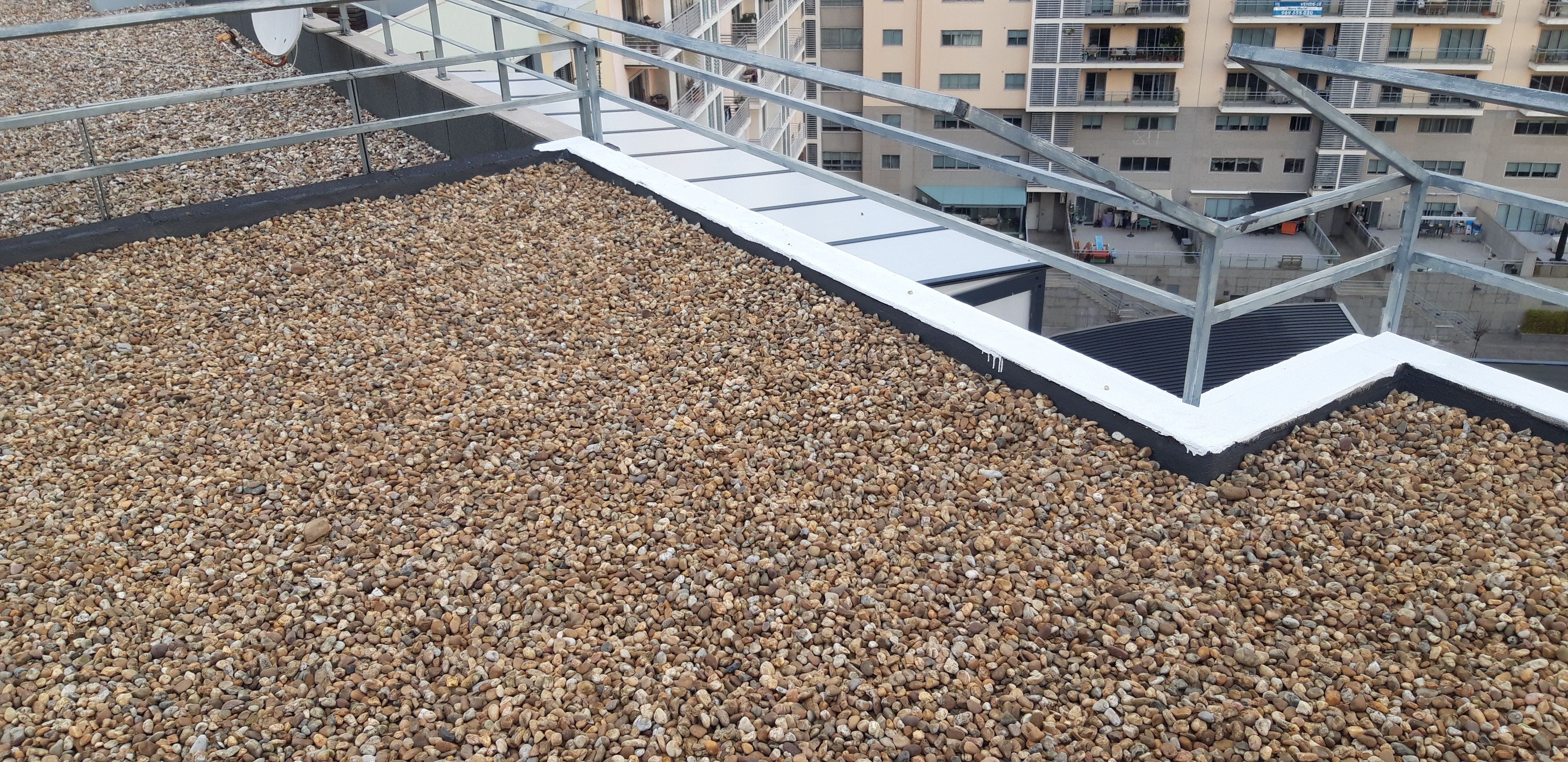 Trabalhos de impermeabilização no terraço