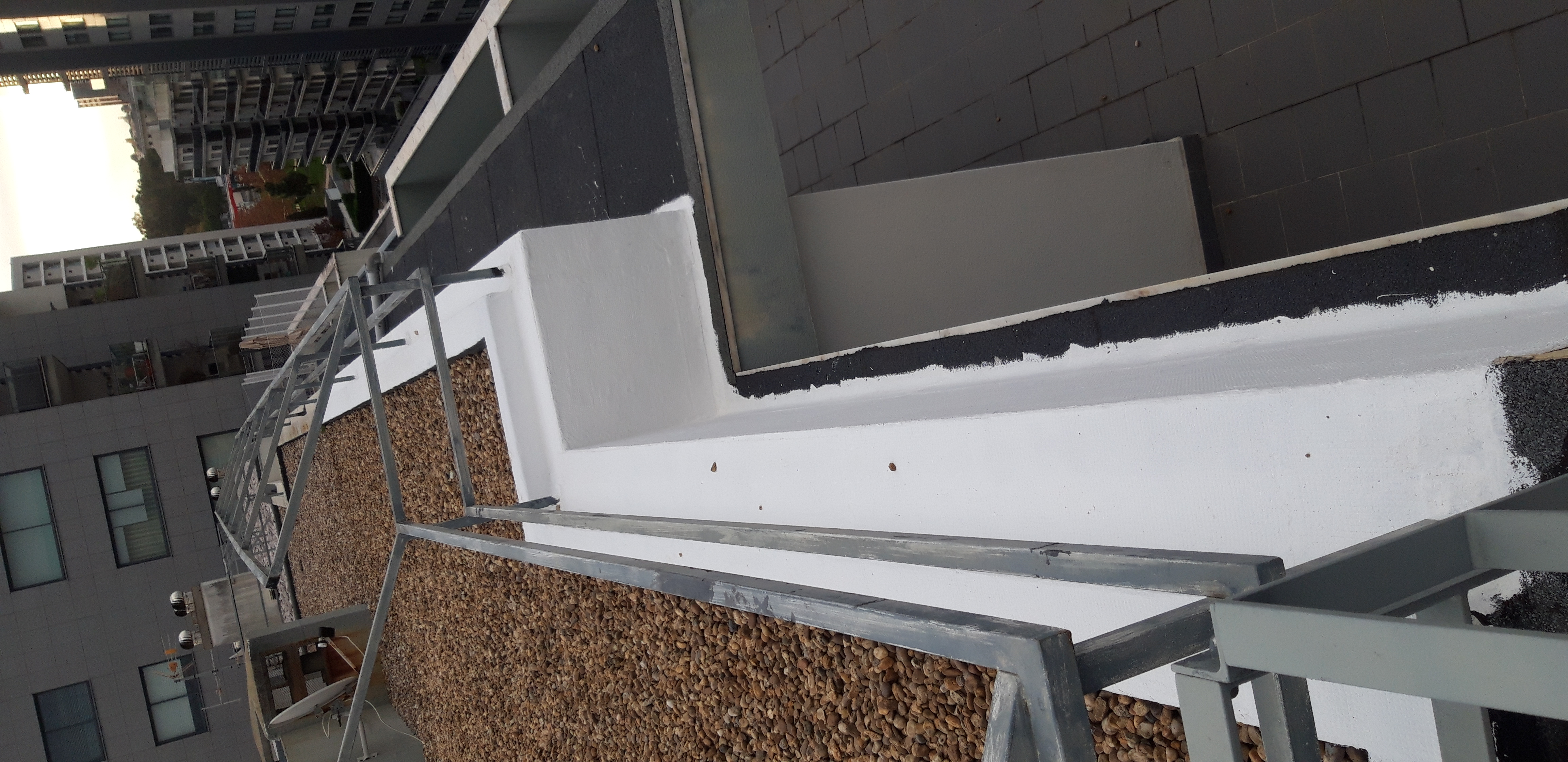 Trabalhos de impermeabilização de terraço mais pintura