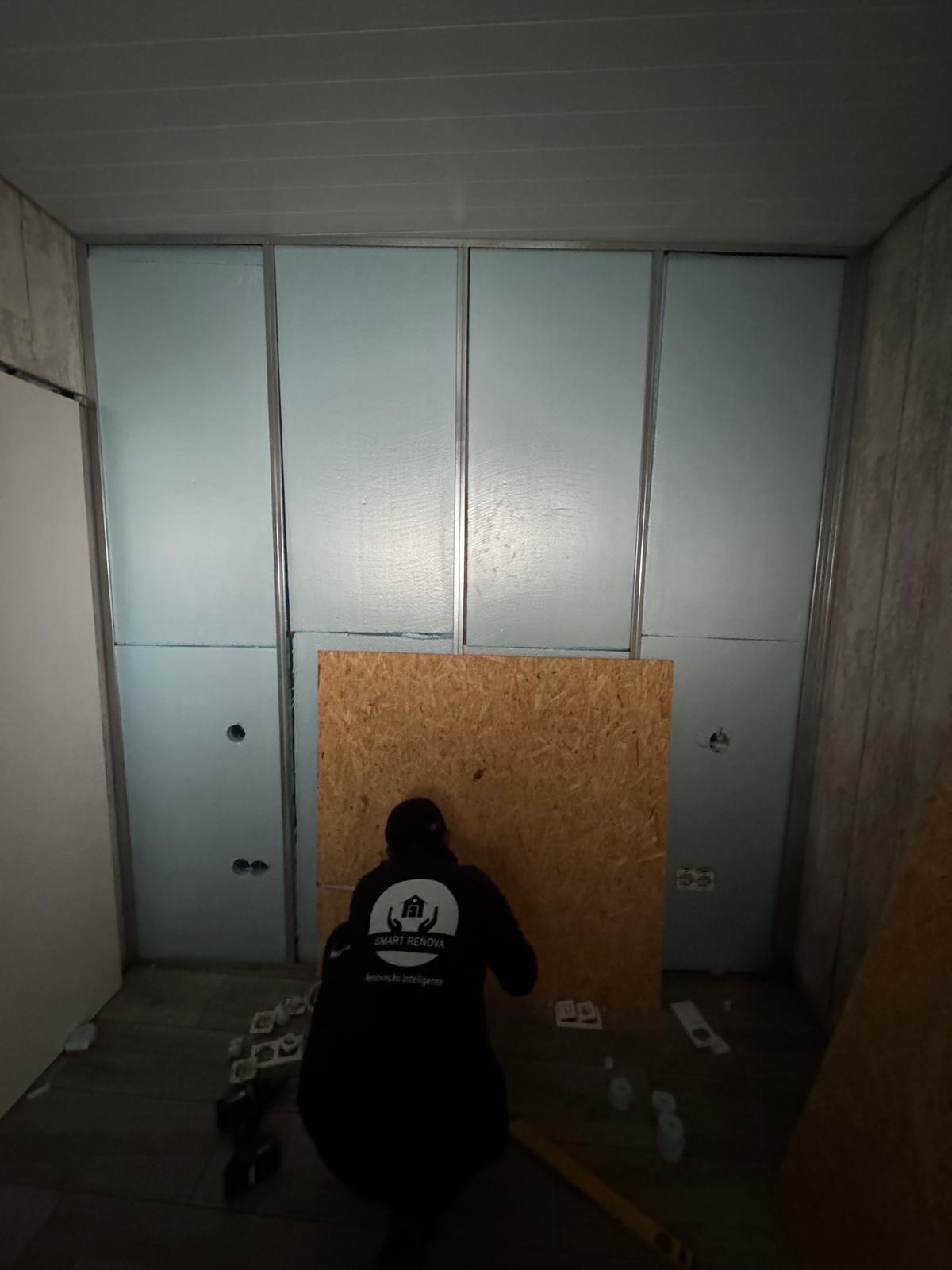 Parede falsa com isolamento hoofmate