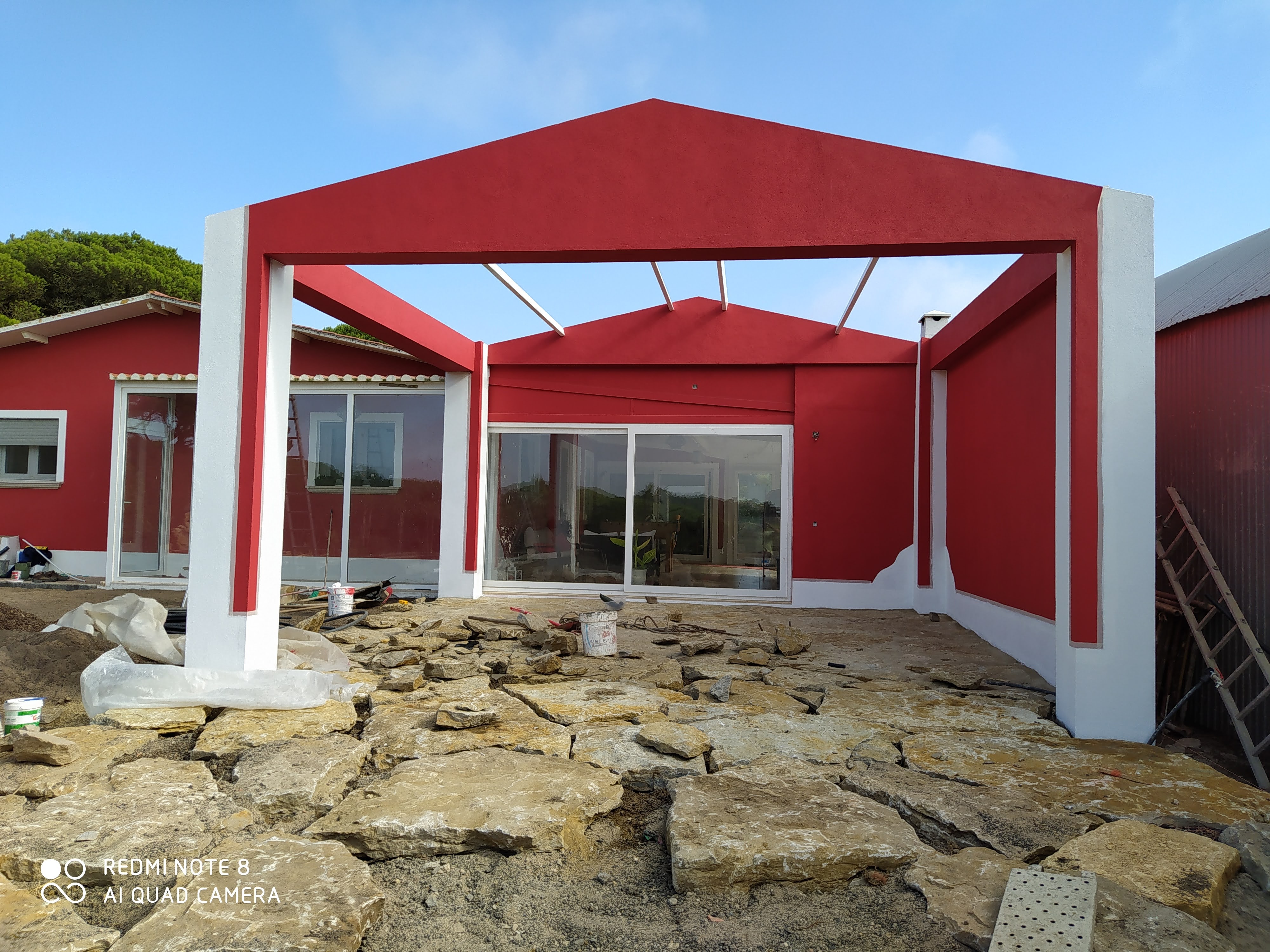 Pintura exterior , com desenhos em branco feitos a mão