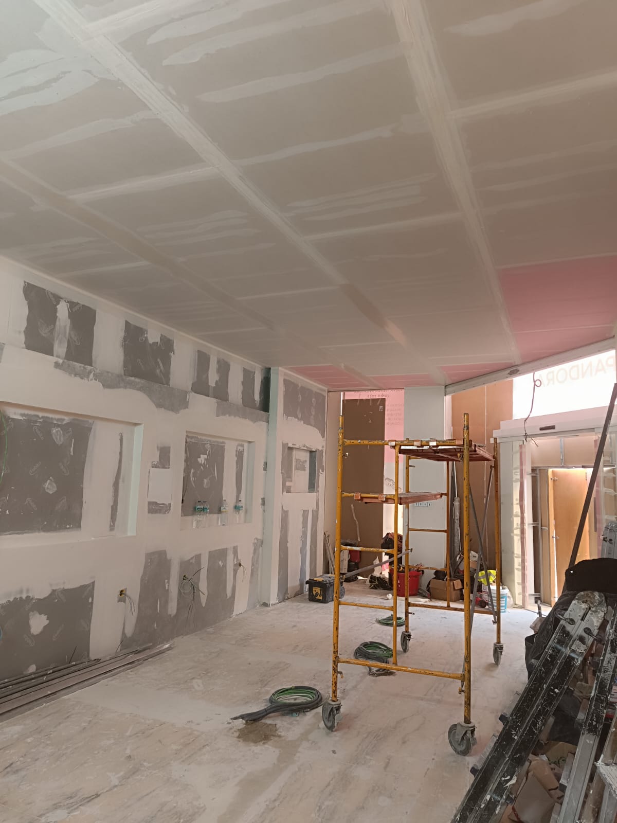 Parede e teto feito e barrado