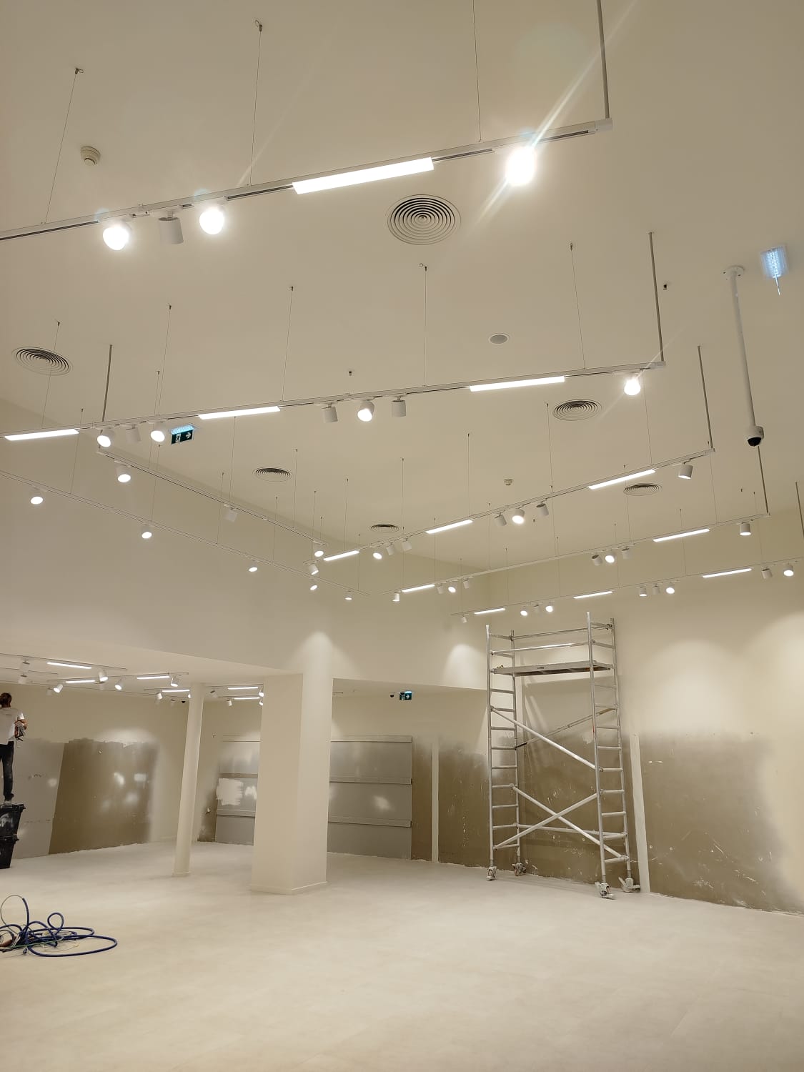 Pintura com airless de uma loja no porto