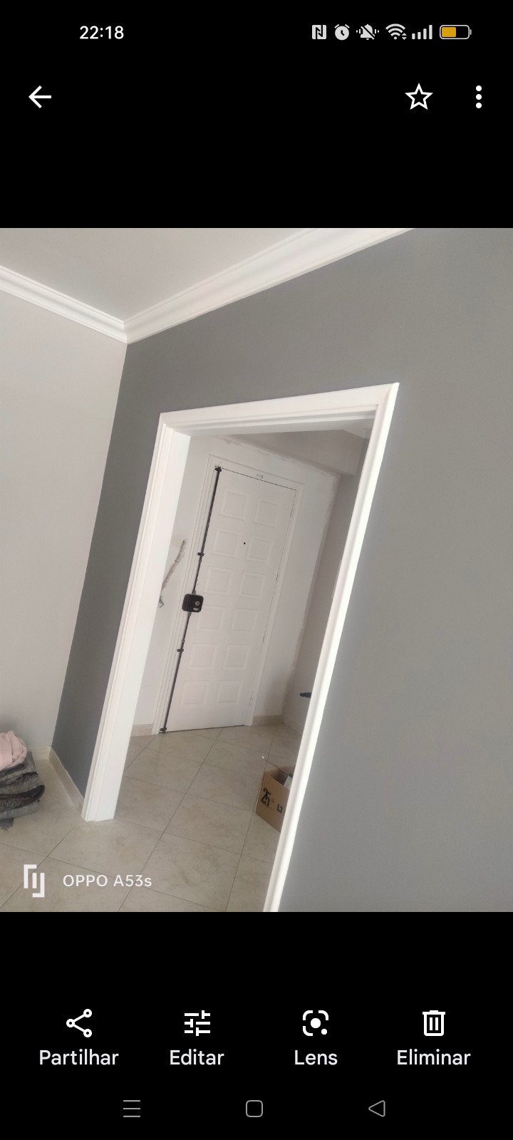 Pintura parede escura e pintura de batentes