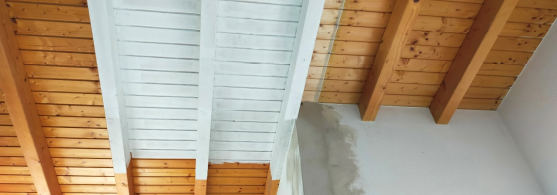 Inicio da lacagem em teto de madeira.