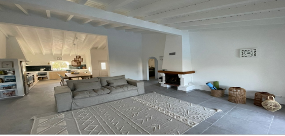 Sala e cozinha acabada com pavimento novo, pintura de paredes e tetos lacados.