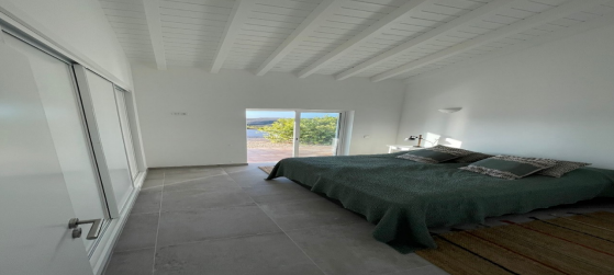 Quarto finalizado com roupeiros e porta lacadas, tetos lacados e pavimento.