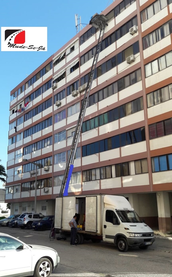 Serviço com elevador exterior