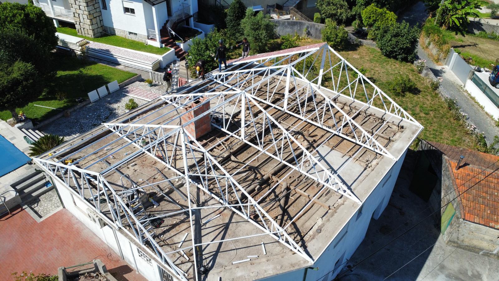 Fabricação e montagem, de telhado em estrutura metálica