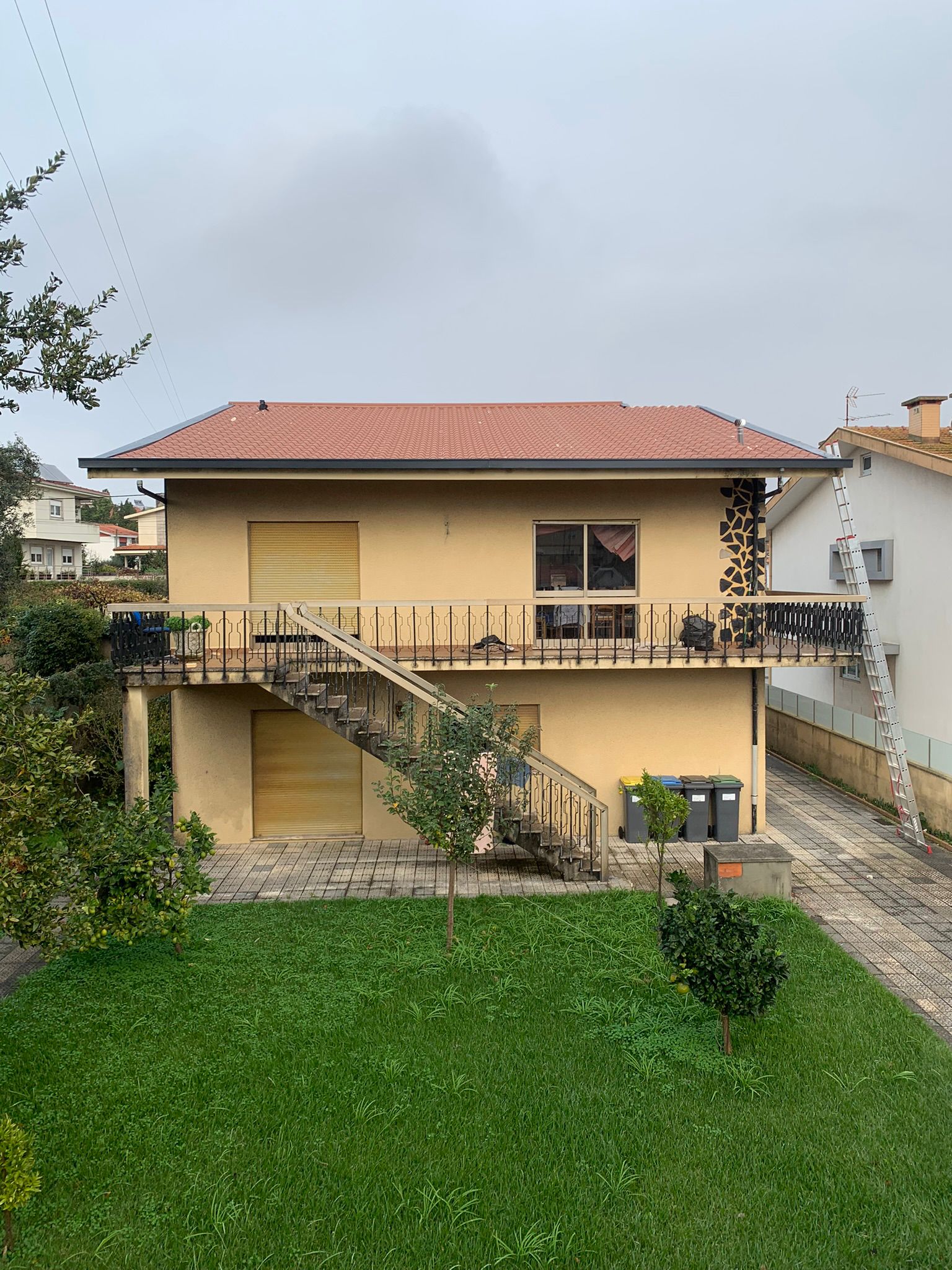 Telhado de moradia + caleira