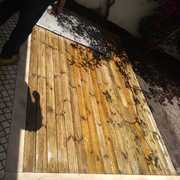 Construção do deck na areá externa.