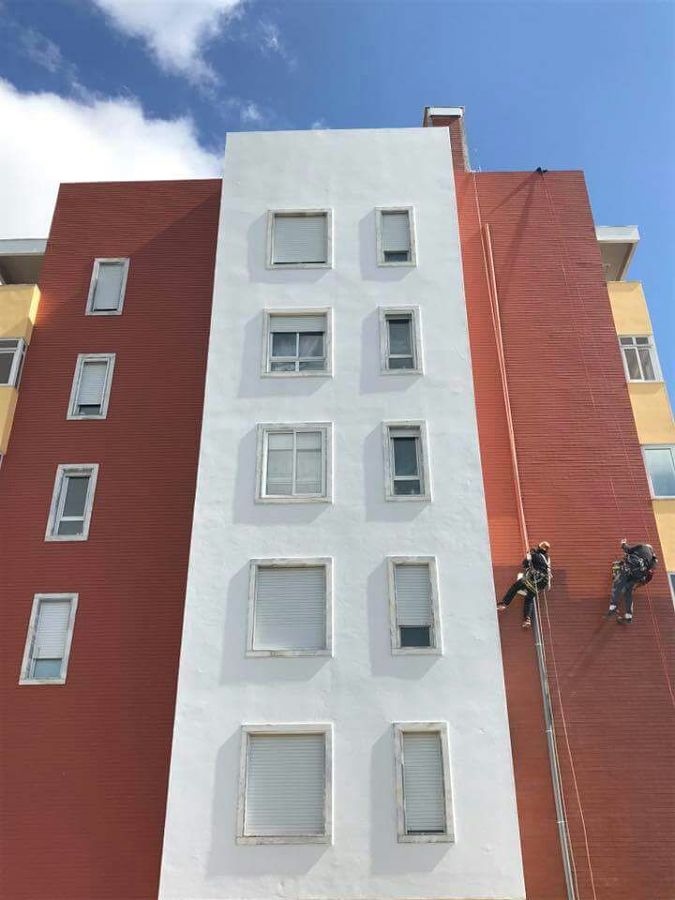 Aplicação da primeira demão da tinta tijolo