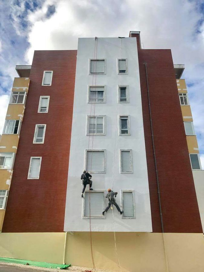 Aplicação de primeira demão de tinta acrílica